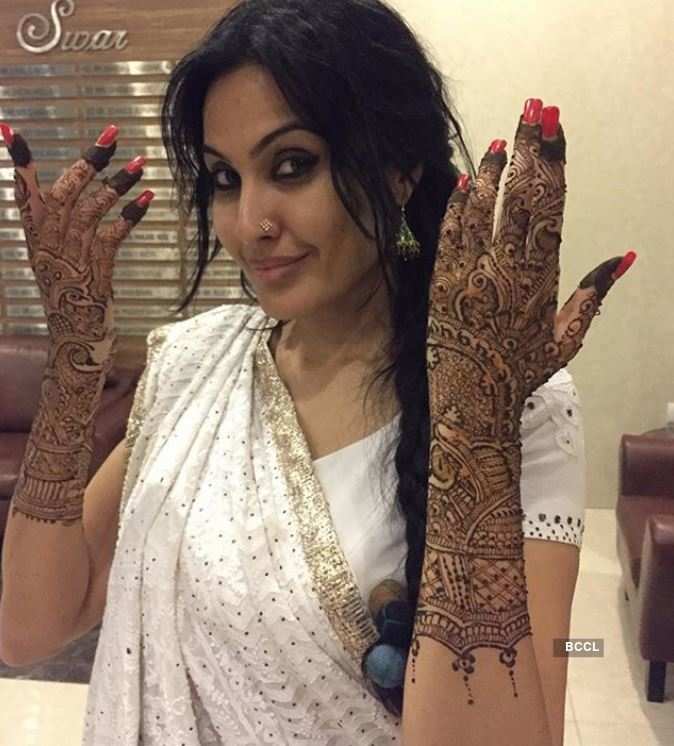 Bigg Boss 7 fame Kamya Punjabi shares a glimpse of her wedding card on social media