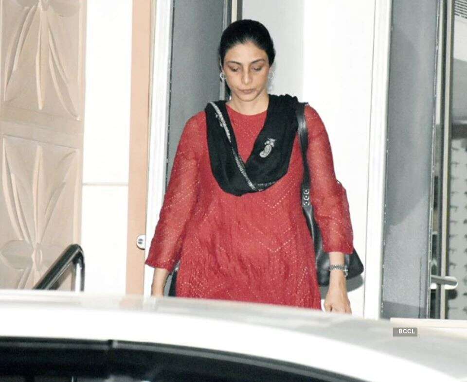 Farhan Akhtar, Anil Kapoor, Tabu and other Bollywood celebs visit Shabana Azmi at hospital
