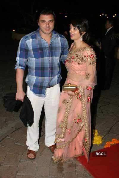 Sohail Khan with wife Seema during Sameer Soni and Neelam's wedding