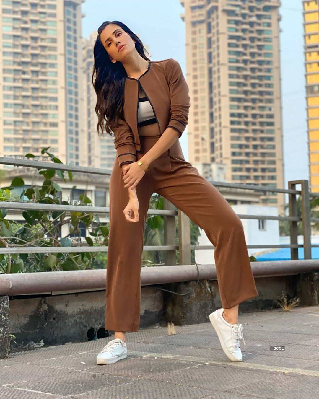 Sonnalli Seygall is teasing the cyberspace with her gorgeous pictures