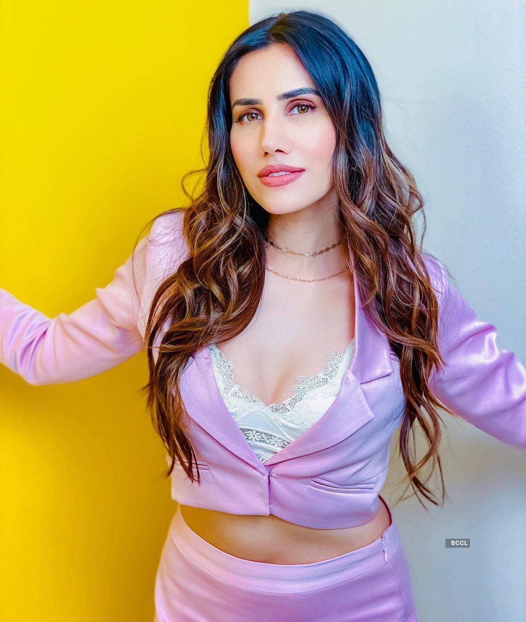 Sonnalli Seygall is teasing the cyberspace with her gorgeous pictures