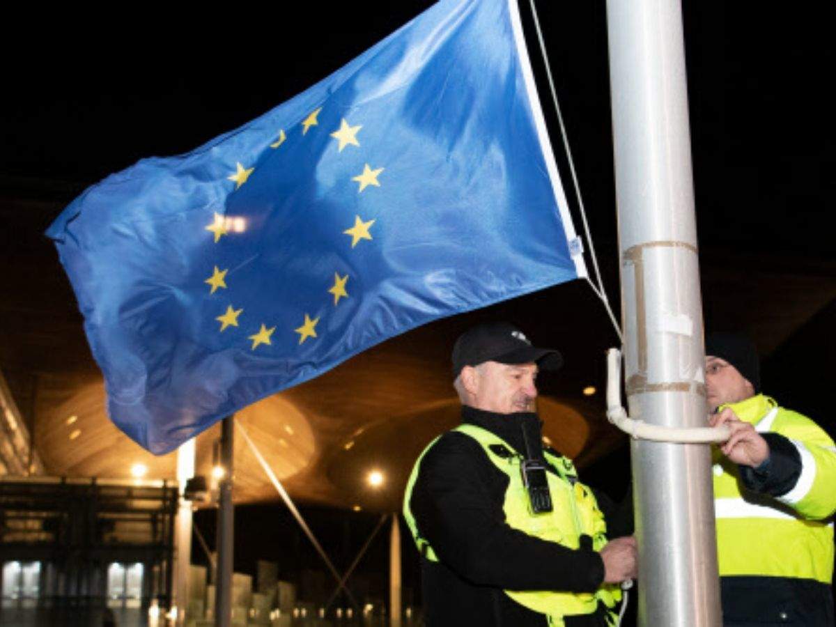 В великобритании спустили флаги. Флаг Евросоюза приспущен. Евросоюз сдулся. Флаг Евросоюза приспущен фото.