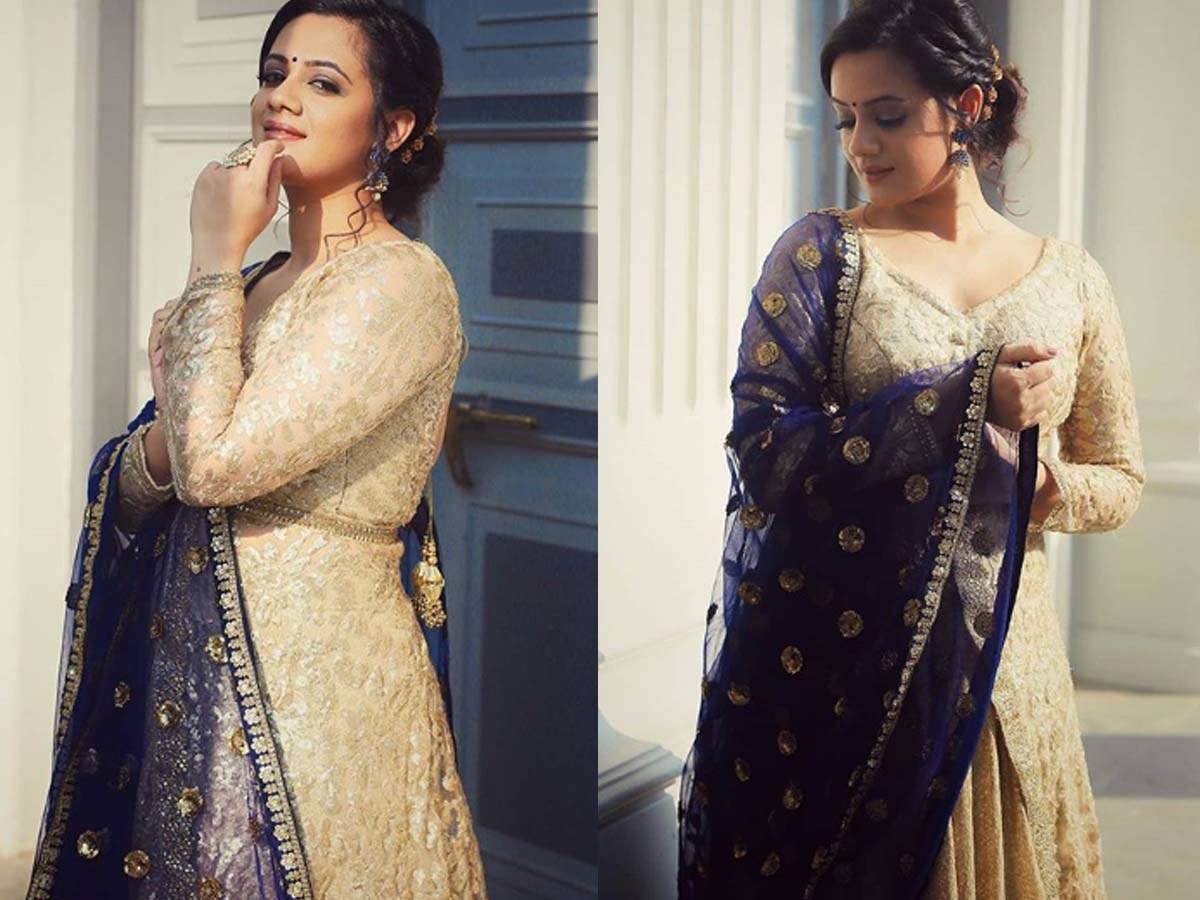 Spruha Joshi looks fresh as a daisy in a traditional outfit