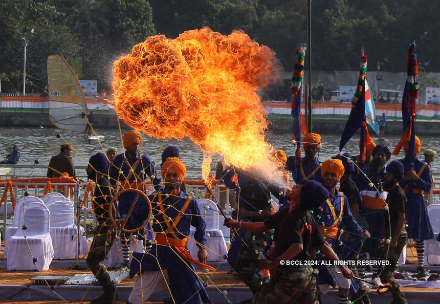 In pics: Indian commandos display thrilling stunts at Defence Expo