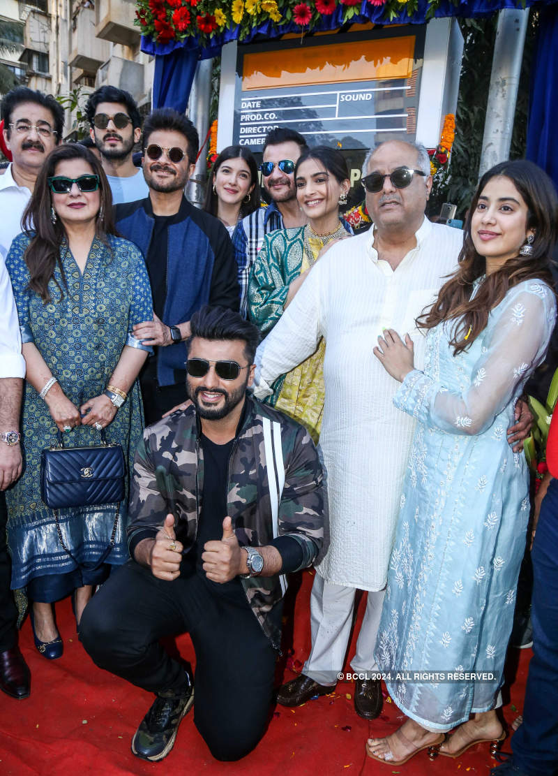 Kapoor family comes together to unveil chowk named after Surinder Kapoor