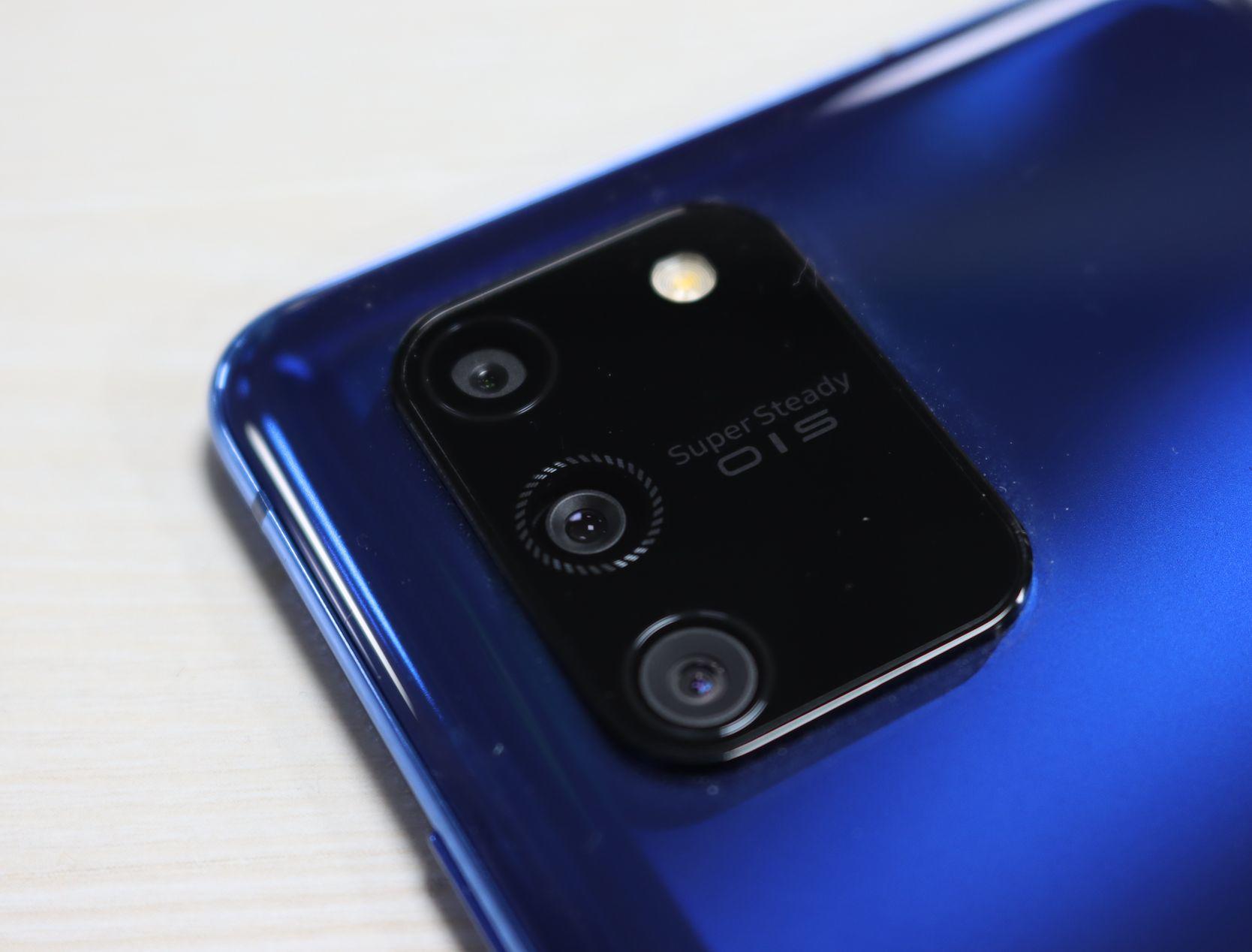 Samsung S10 Lite comes with a 48MP triple-lens camera setup at the back