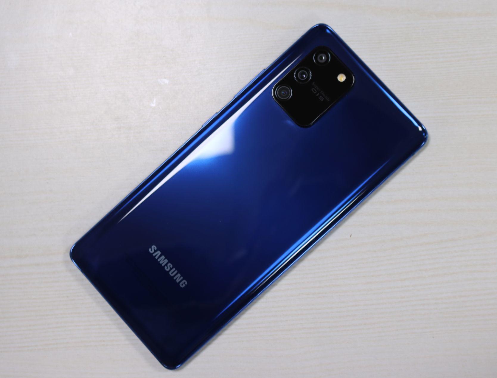 With Android 10-powered OneUI interface, the Samsung Galaxy S 10 offers good software experience