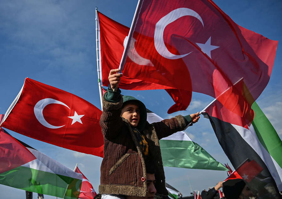 Turkey: Thousands hold protest against Donald Trump's Middle East plan