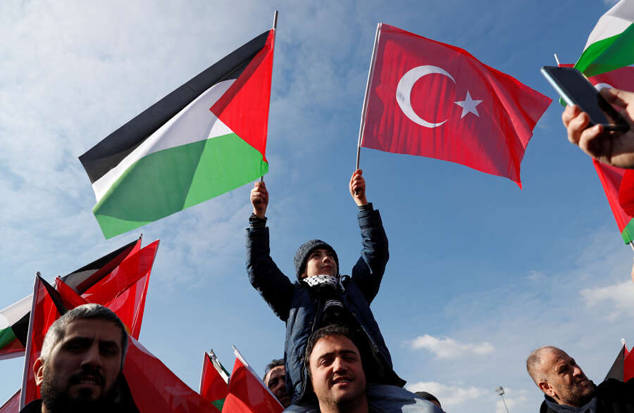 Turkey: Thousands hold protest against Donald Trump's Middle East plan
