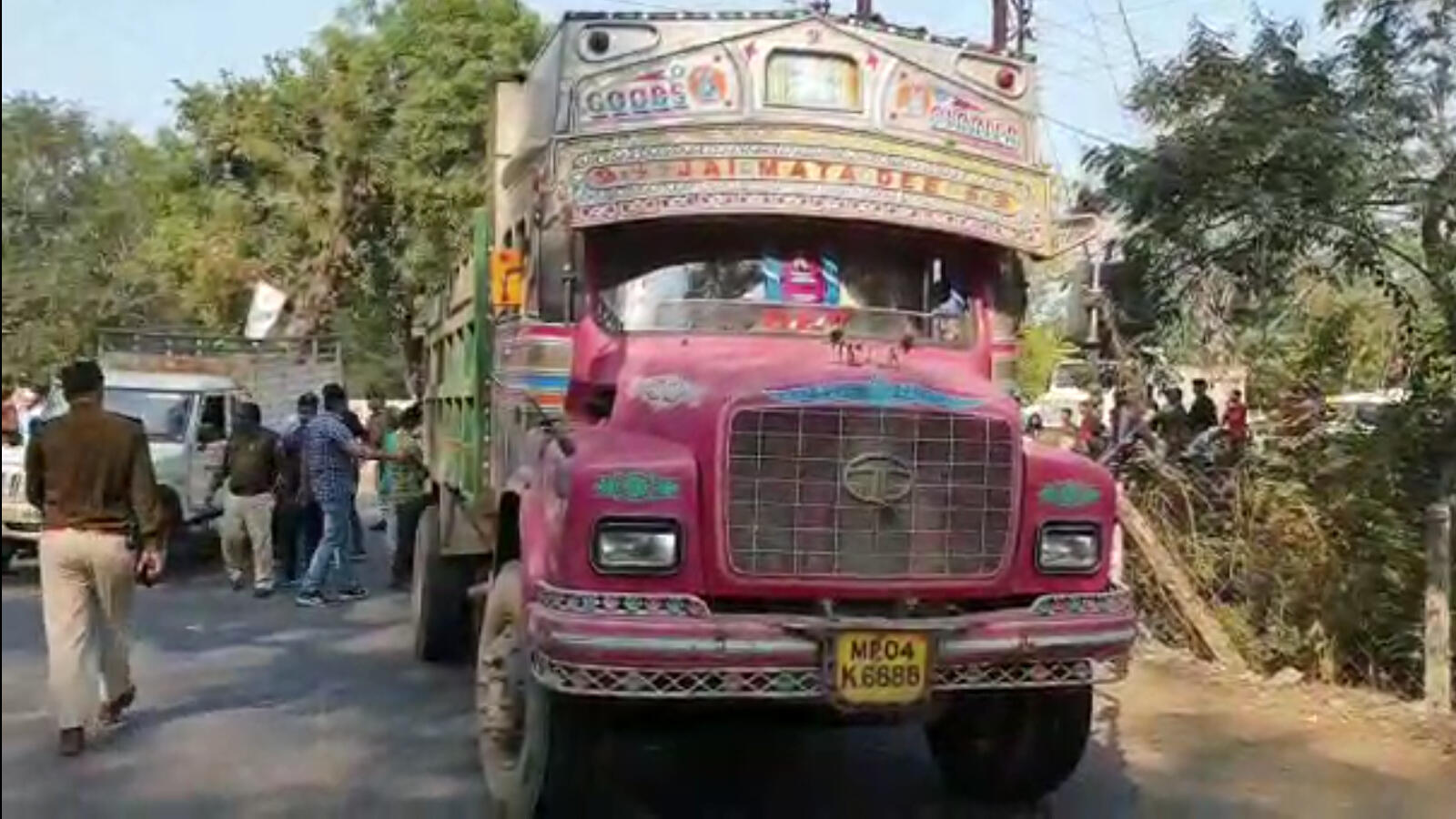 Truck runs over school teacher in Madhya Pradesh's Khandwa