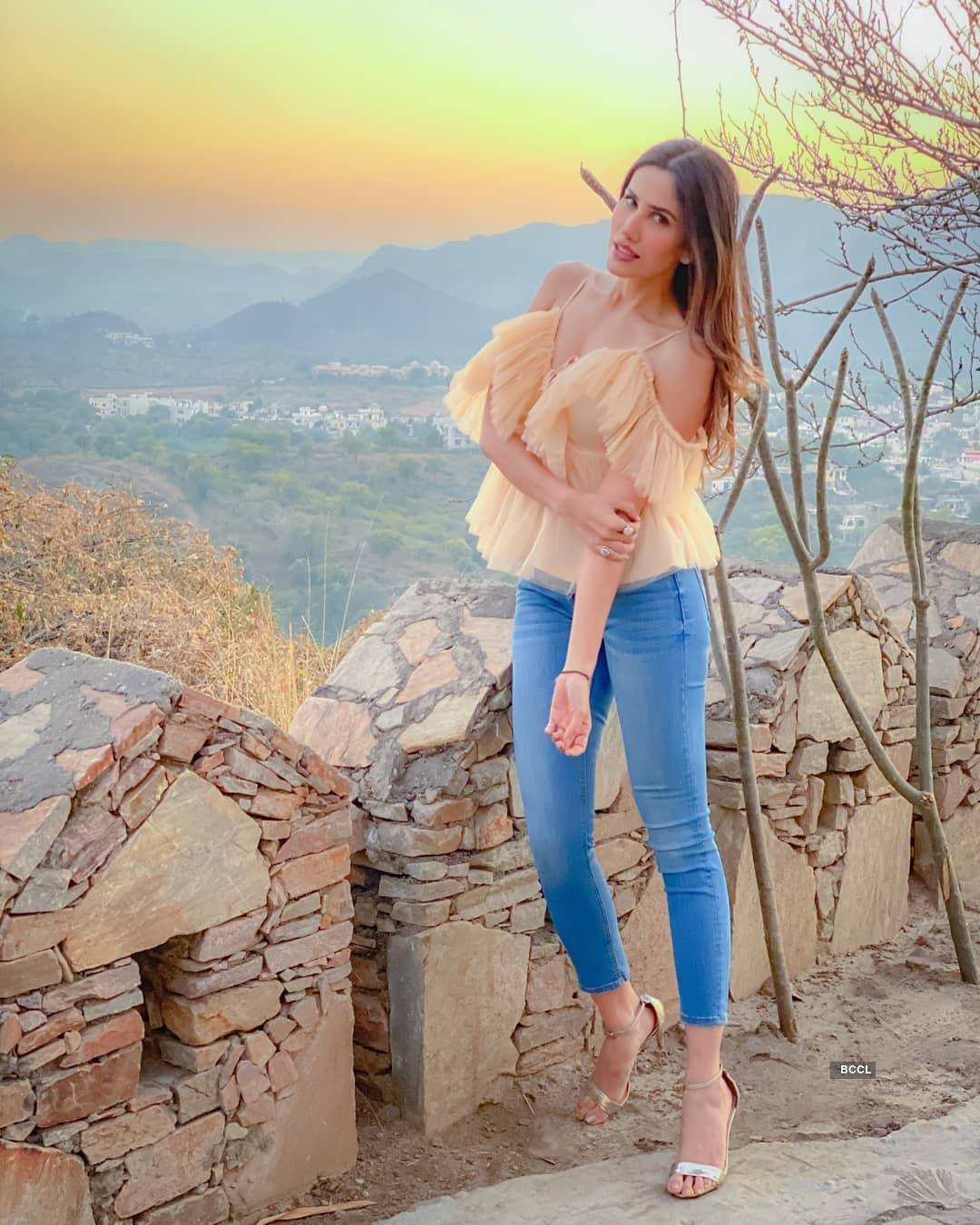 Sonnalli Seygall is teasing the cyberspace with her gorgeous pictures