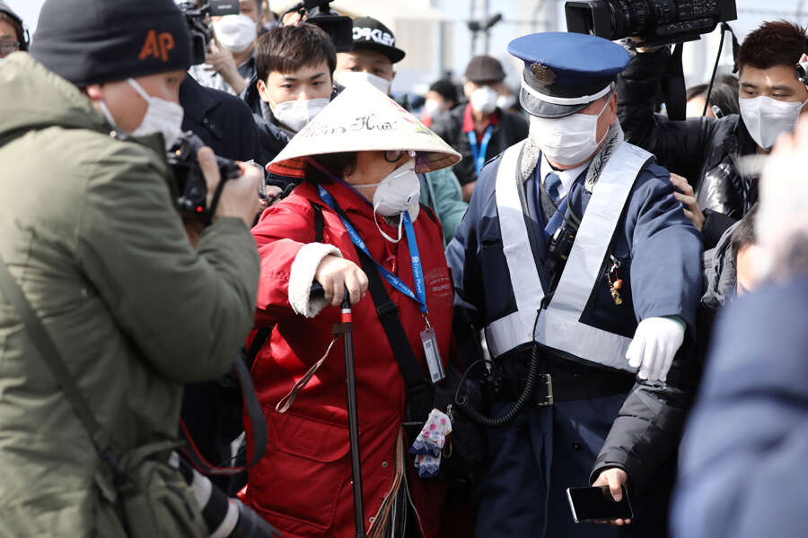Coronavirus: First passengers disembark from Diamond Princess in Japan