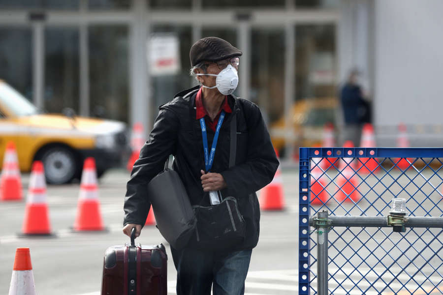 Coronavirus: First passengers disembark from Diamond Princess in Japan