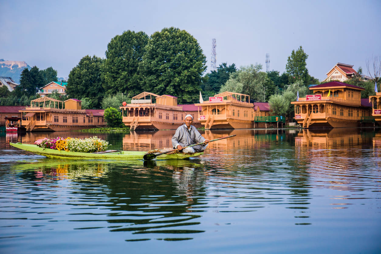Srinagar Dalk Lake geo-tagging of houseboats, hotels starts | Times of  India Travel