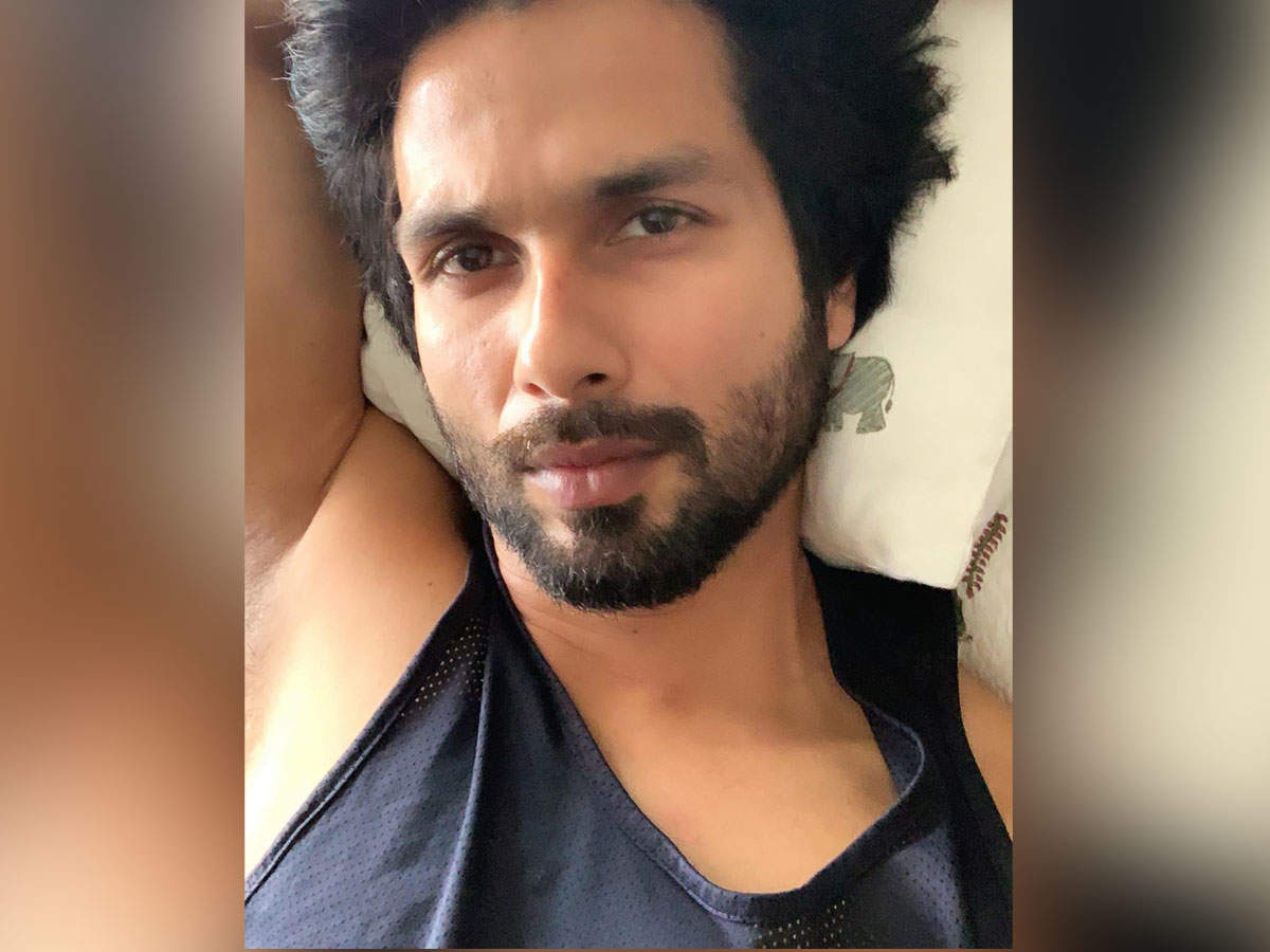 shahid kapoor s messy hair look is an absolute treat for his fans times of india