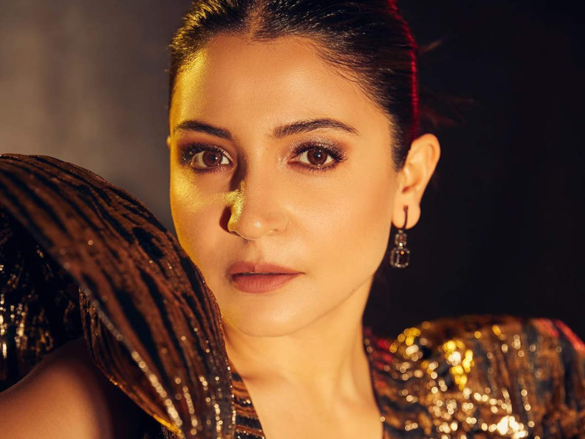 Anushka Sharma's Gold Sari - Anushka Sharma's Makeup & Hair Style, Vogue  India