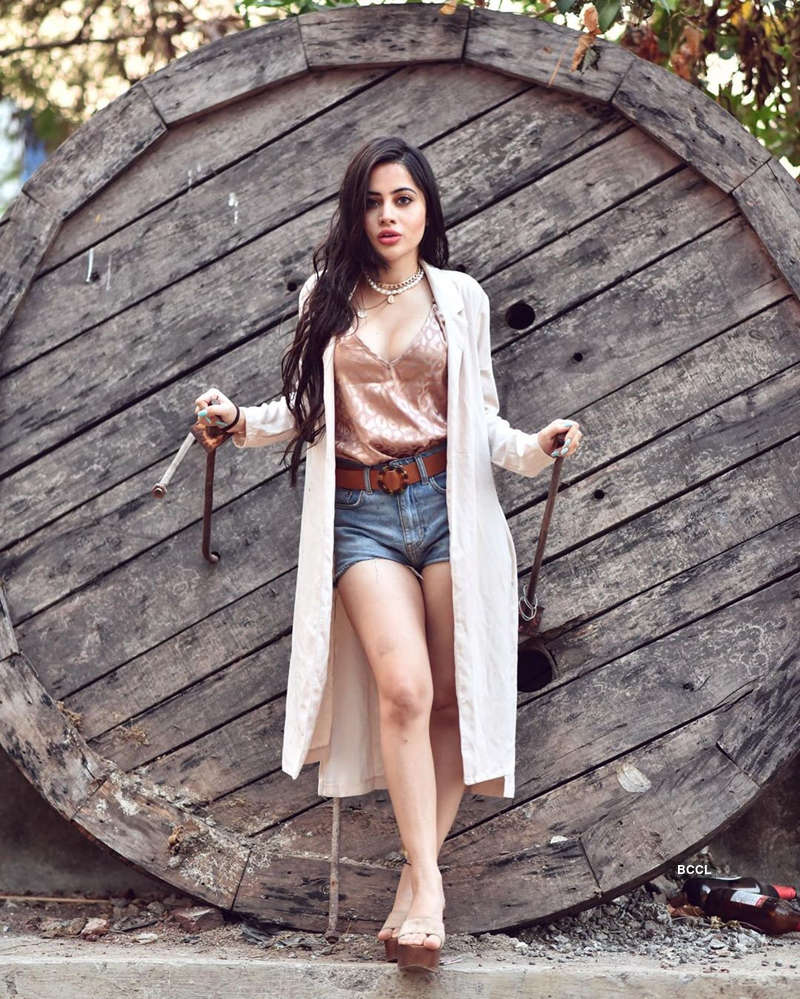 Urfi Javed commands attention with unconventional outfits, bewitching pictures make heads turn