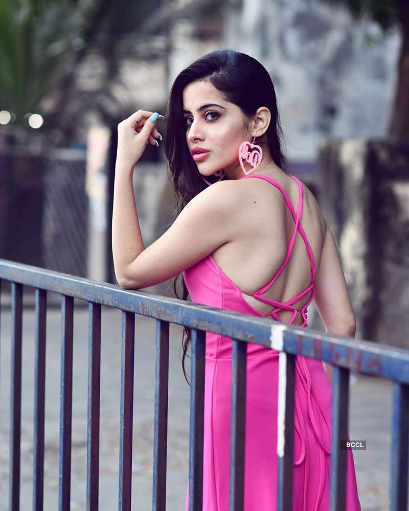 Urfi Javed commands attention with unconventional outfits, bewitching pictures make heads turn