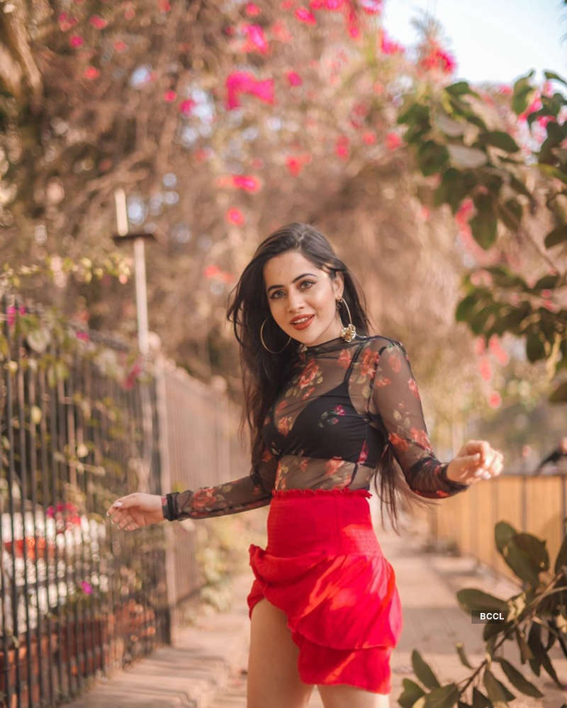 Urfi Javed commands attention with unconventional outfits, bewitching pictures make heads turn