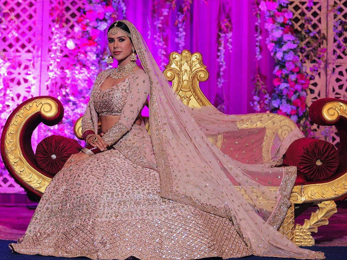 ​Sonam Bajwa’s bridal avatar from ‘Ardab Mutiyaran’ is the look to swear by
