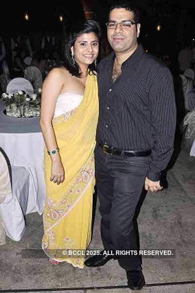 Kiran & Ramesh Sippy's 20th wedding anniv.