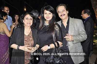 Kiran & Ramesh Sippy's 20th wedding anniv.