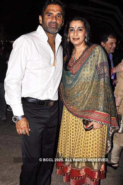 Kiran & Ramesh Sippy's 20th wedding anniv.