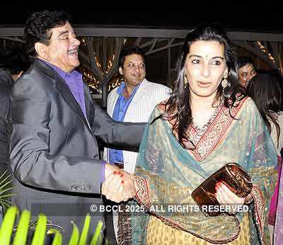 Kiran & Ramesh Sippy's 20th wedding anniv.