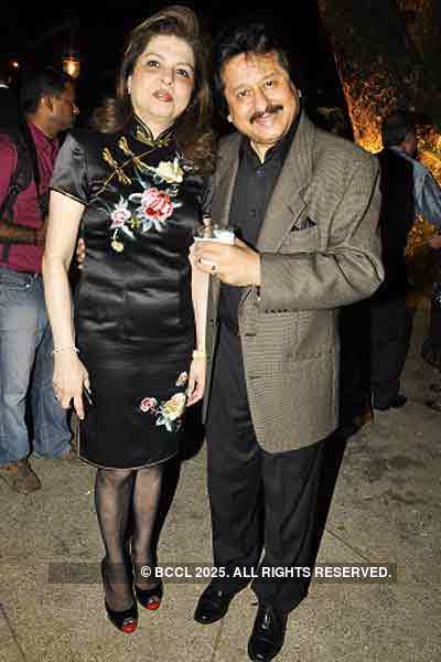 Kiran & Ramesh Sippy's 20th wedding anniv.