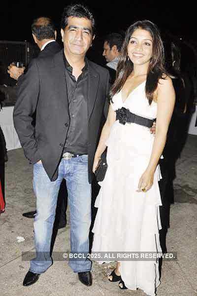 Kiran & Ramesh Sippy's 20th wedding anniv.