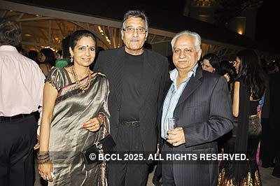 Kiran & Ramesh Sippy's 20th wedding anniv.