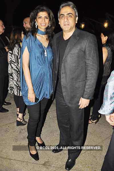 Kiran & Ramesh Sippy's 20th wedding anniv.