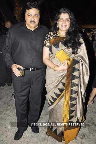 Kiran & Ramesh Sippy's 20th wedding anniv.