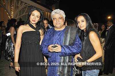 Kiran & Ramesh Sippy's 20th wedding anniv.