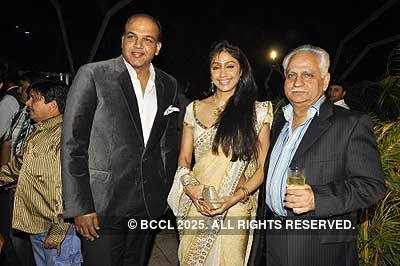 Kiran & Ramesh Sippy's 20th wedding anniv.