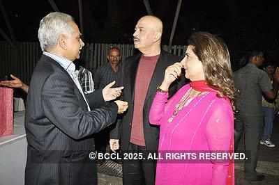 Kiran & Ramesh Sippy's 20th wedding anniv.