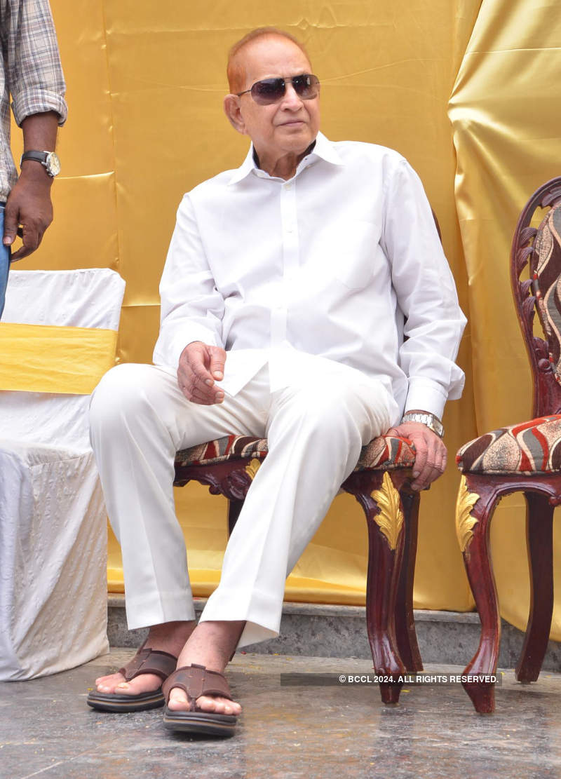 Mahesh Babu unveils statue of veteran Telugu actor-director Vijaya Nirmala