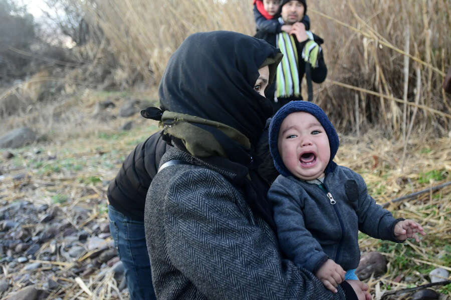 In pics: Thousands of migrants rush to cross Greek-Turkish border