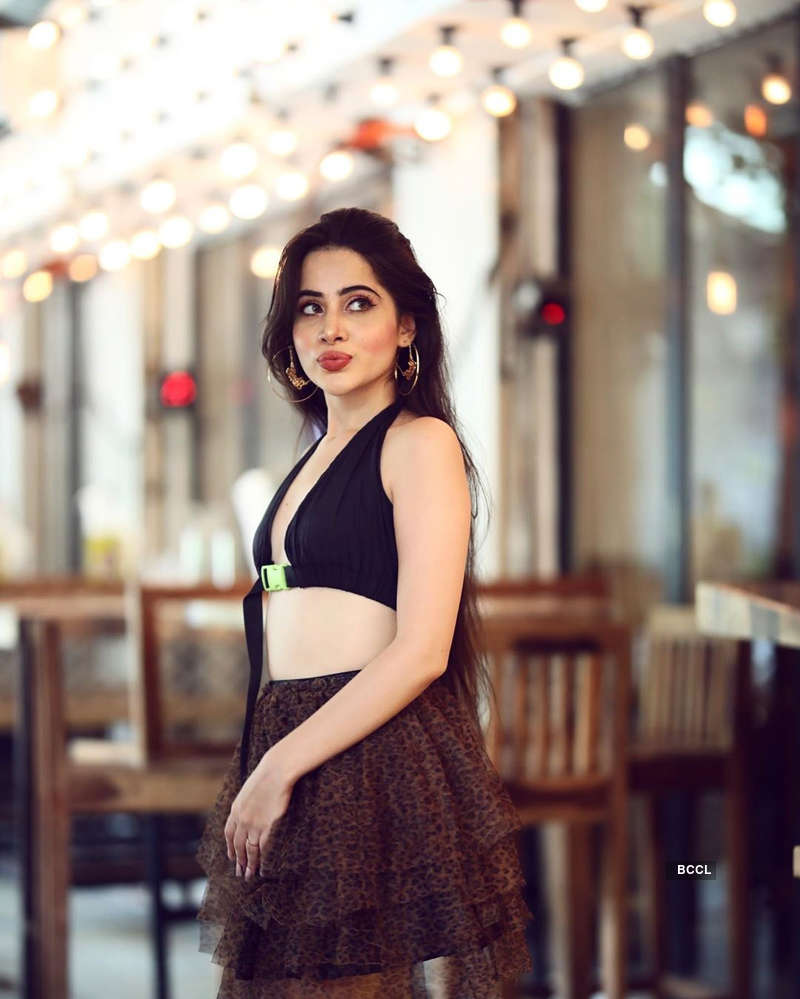 Urfi Javed commands attention with unconventional outfits, bewitching pictures make heads turn