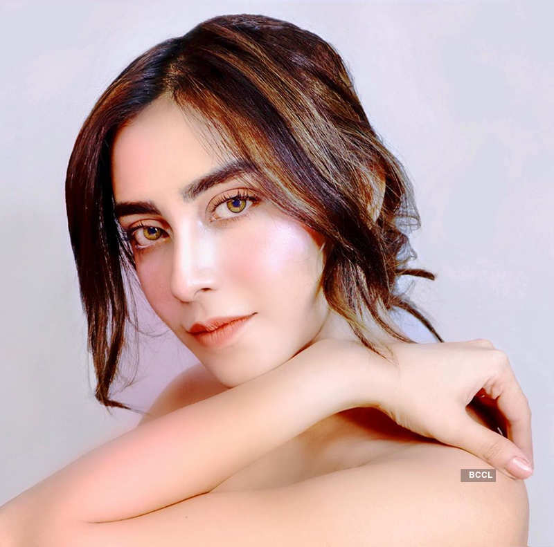 Angela Krislinzki is teasing the cyberspace with her bewitching photos