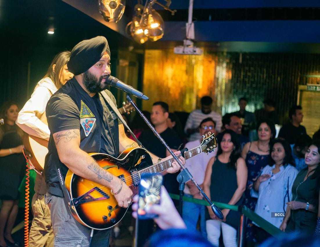 Pictures of Juggy Sandhu performing Live at the hippest bars in Mumbai...