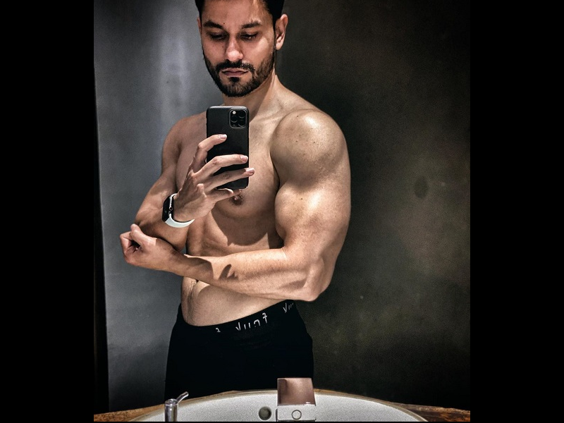 Kunal Kemmu shares a post-workout mirror selfie and you can't miss it!