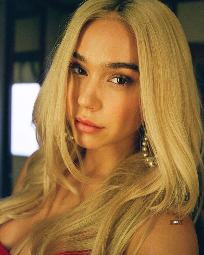 Internet sensation Alexis Ren steams up the cyberspace with her bewitching pictures