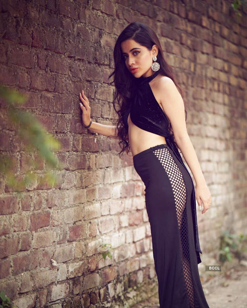 Urfi Javed commands attention with unconventional outfits, bewitching pictures make heads turn