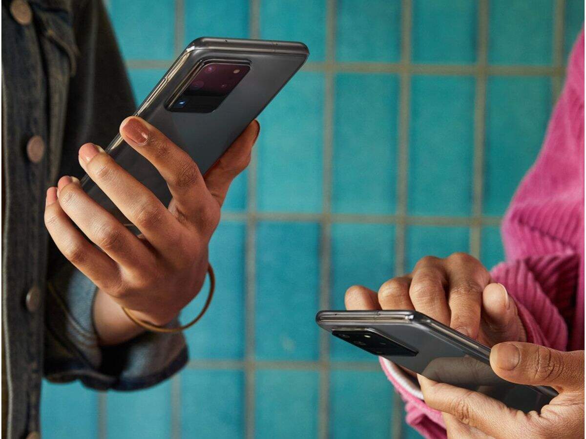 Wireless charging: Samsung Galaxy S20 Ultra offers wireless as well as reverse wireless charging whereas iPhone 11 Pro offers only wireless charging