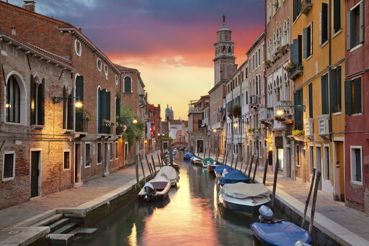 Nature takes its path as Venice turns cleaner amidst lockdown Nature takes its path as Venice turns cleaner amidst lockdown