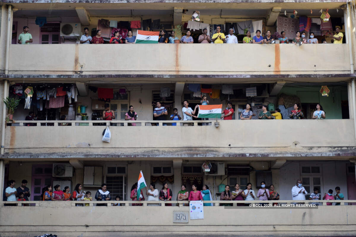 Mumbaikars ring bells and clap to express gratitude to fighters of COVID-19