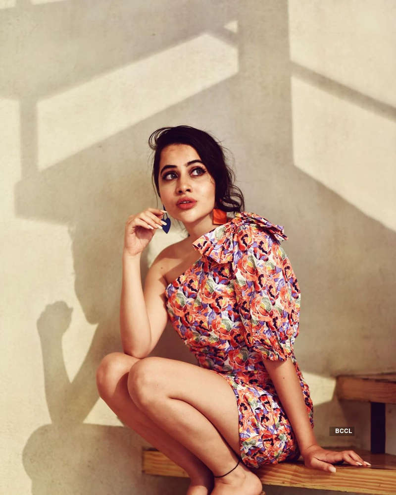 Urfi Javed commands attention with unconventional outfits, bewitching pictures make heads turn