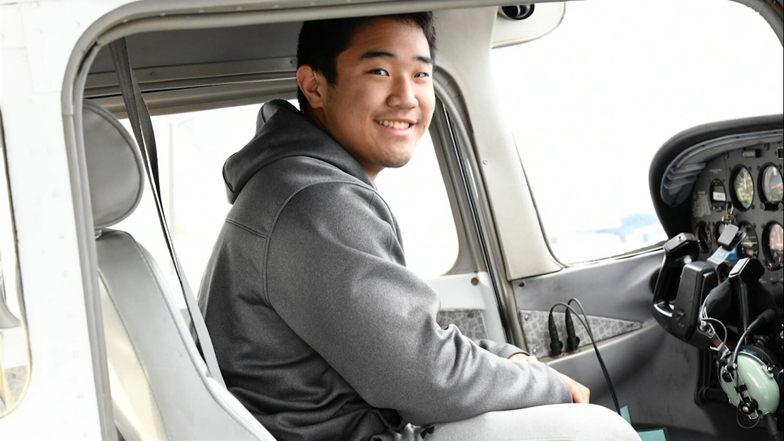 US Teen pilot flies medical supplies to hospitals(00)