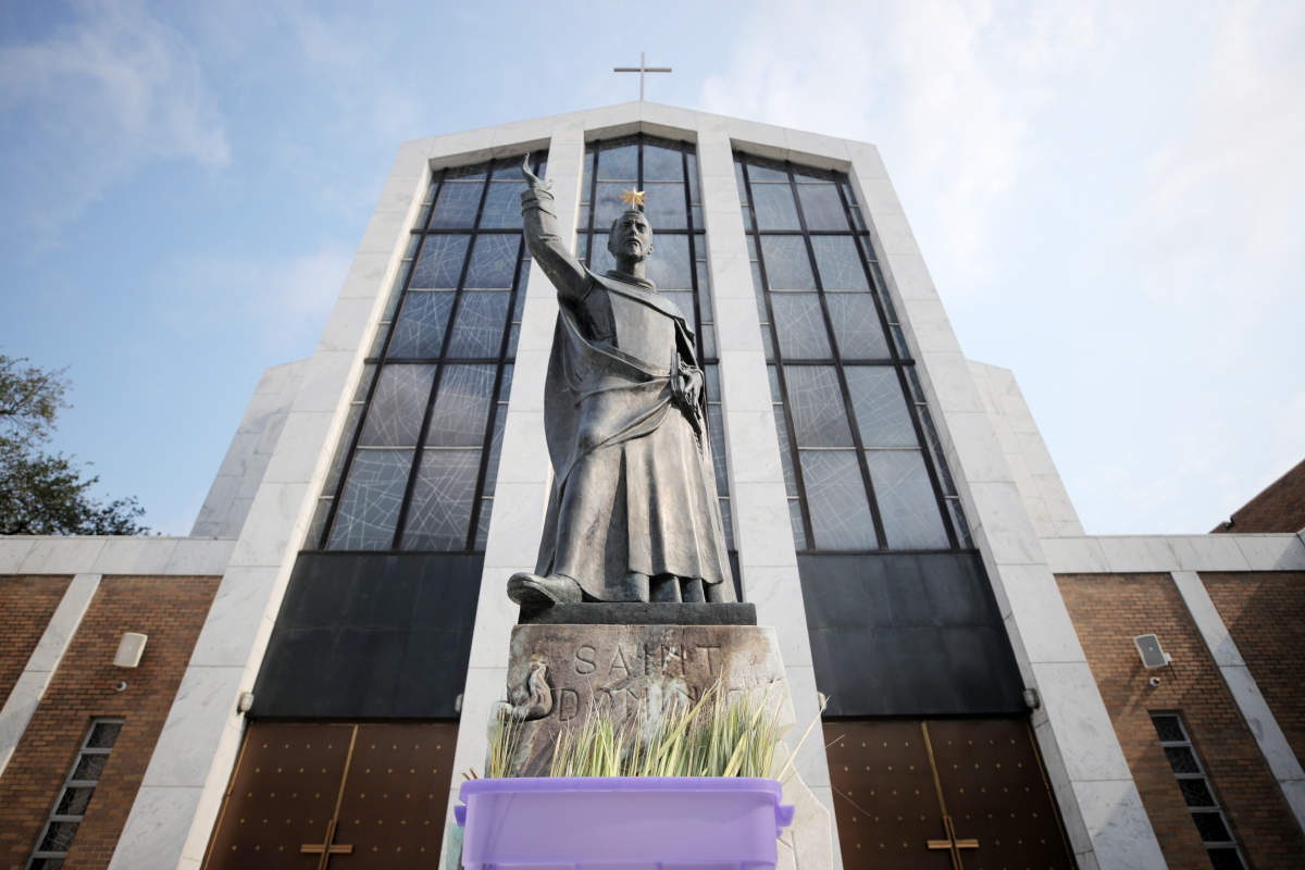 These pictures of Christians attending online prayers & masses to mark Good Friday will surely spread positive vibes!